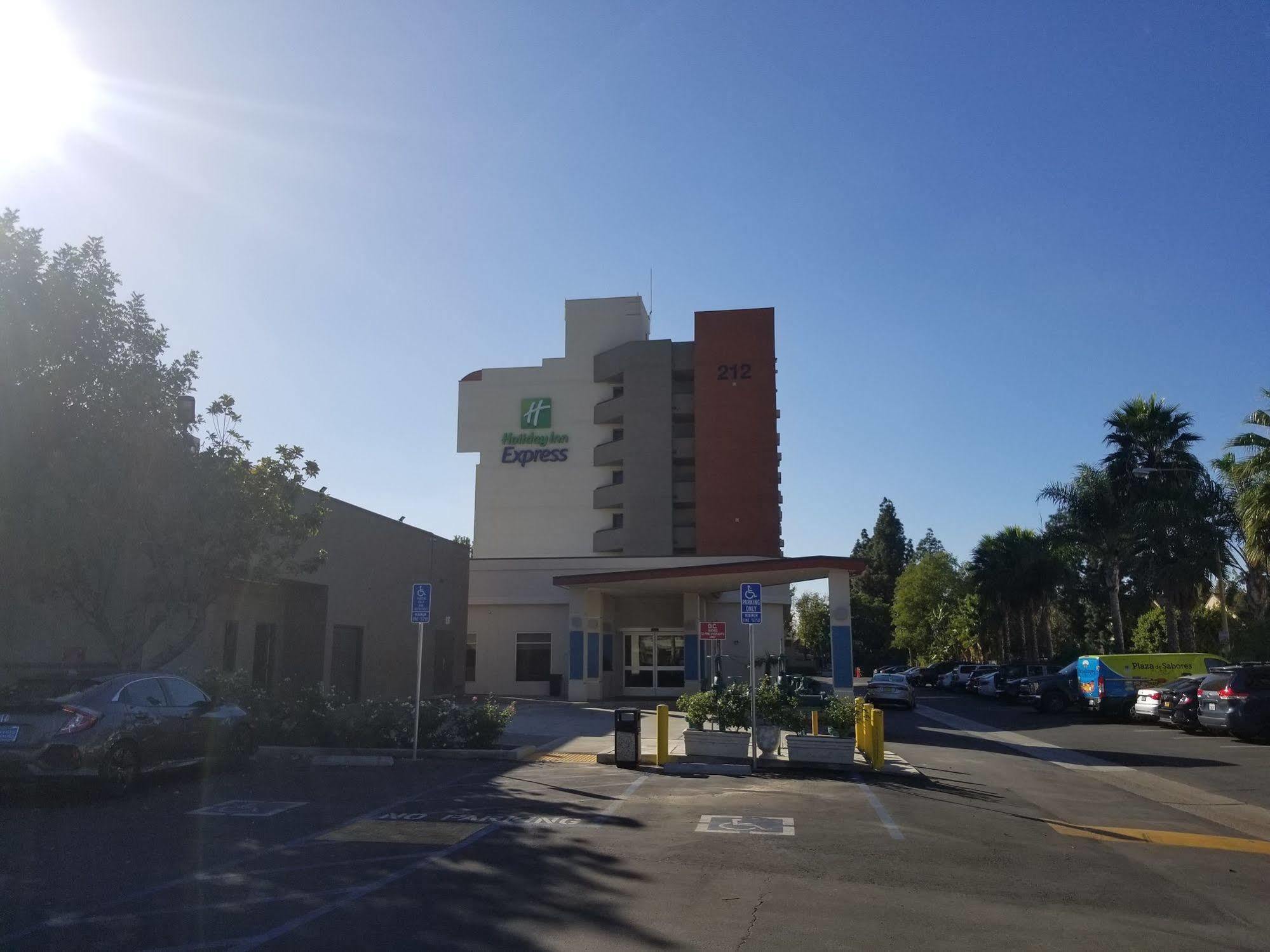 Holiday Inn Express Fullerton-Anaheim By Ihg Екстер'єр фото